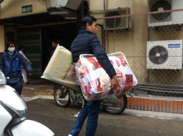 Rét cắt da cắt thịt, người nhà bệnh nhân co ro ngoài hành lang tìm cách trốn lạnh